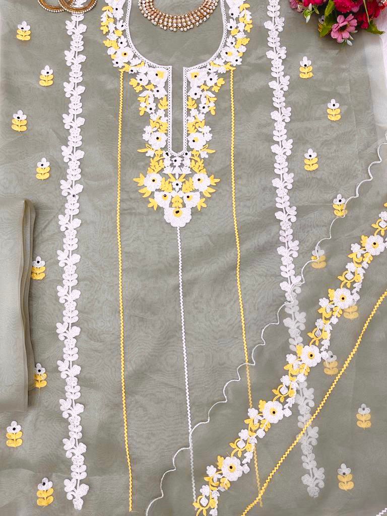 🎗Description 🎗 Looking for this same colour beautiful Designer Suit on Havy Organza Silk Febric with inner and Chain-Stich work and Pent on Organza Silk Febric with inner Dupatta on also Organza Silk Febric with Chain-Stich work.