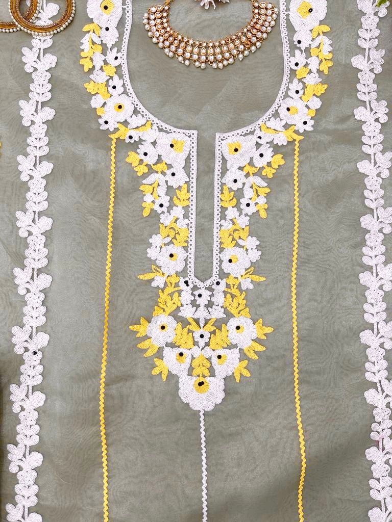 🎗Description 🎗 Looking for this same colour beautiful Designer Suit on Havy Organza Silk Febric with inner and Chain-Stich work and Pent on Organza Silk Febric with inner Dupatta on also Organza Silk Febric with Chain-Stich work.