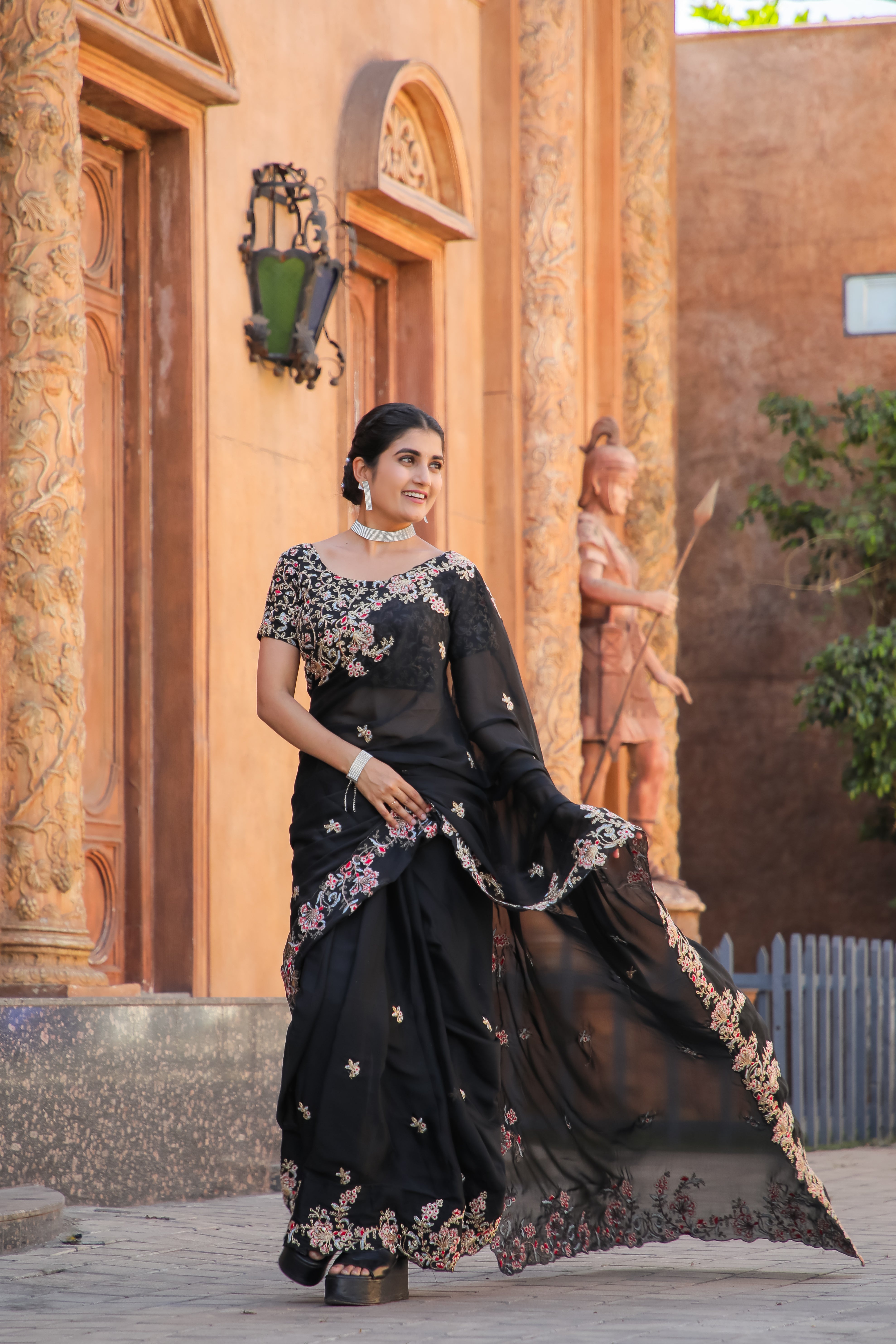 This beautiful black saree is just what you need for an elegant festive fit 🖤