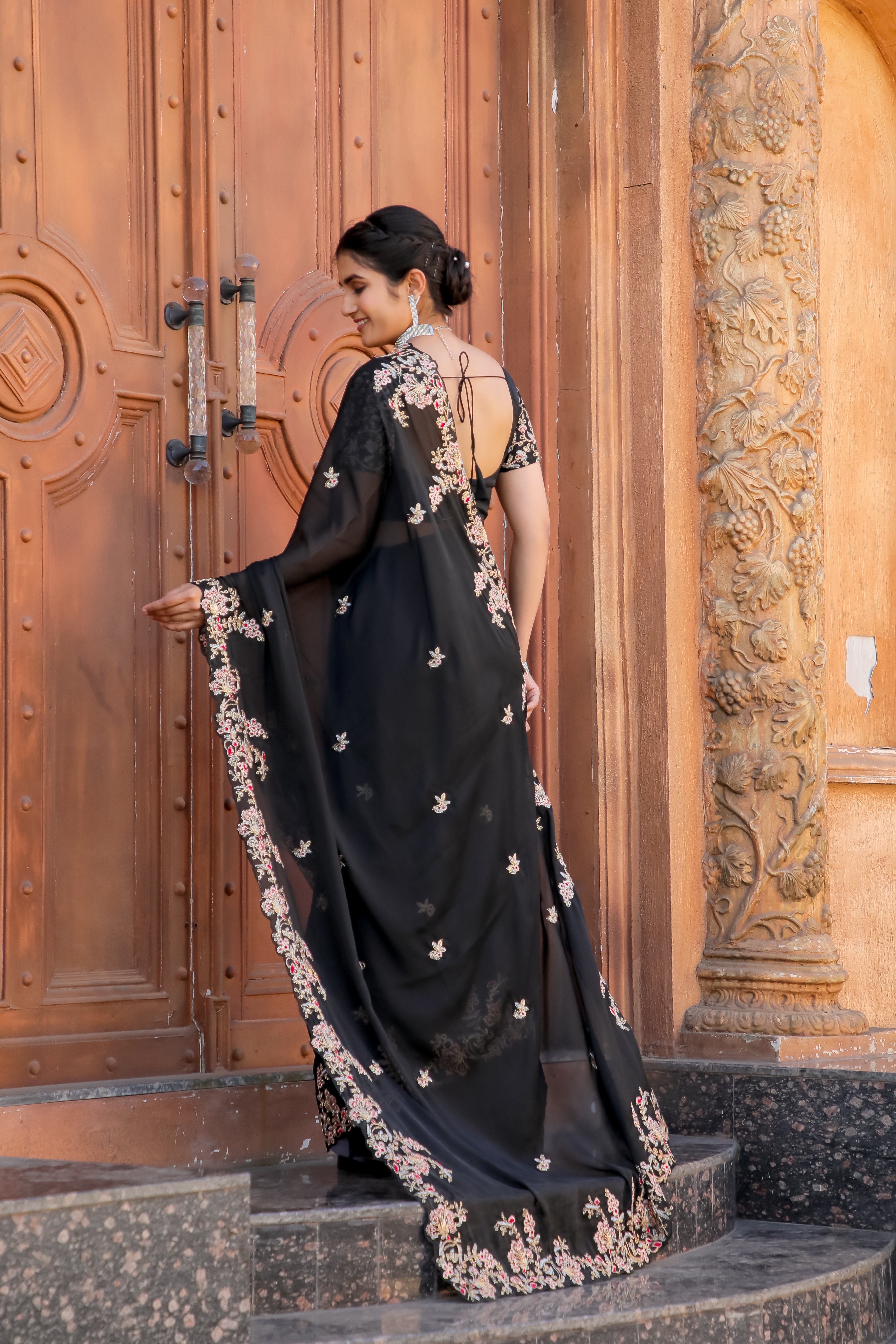 This beautiful black saree is just what you need for an elegant festive fit 🖤