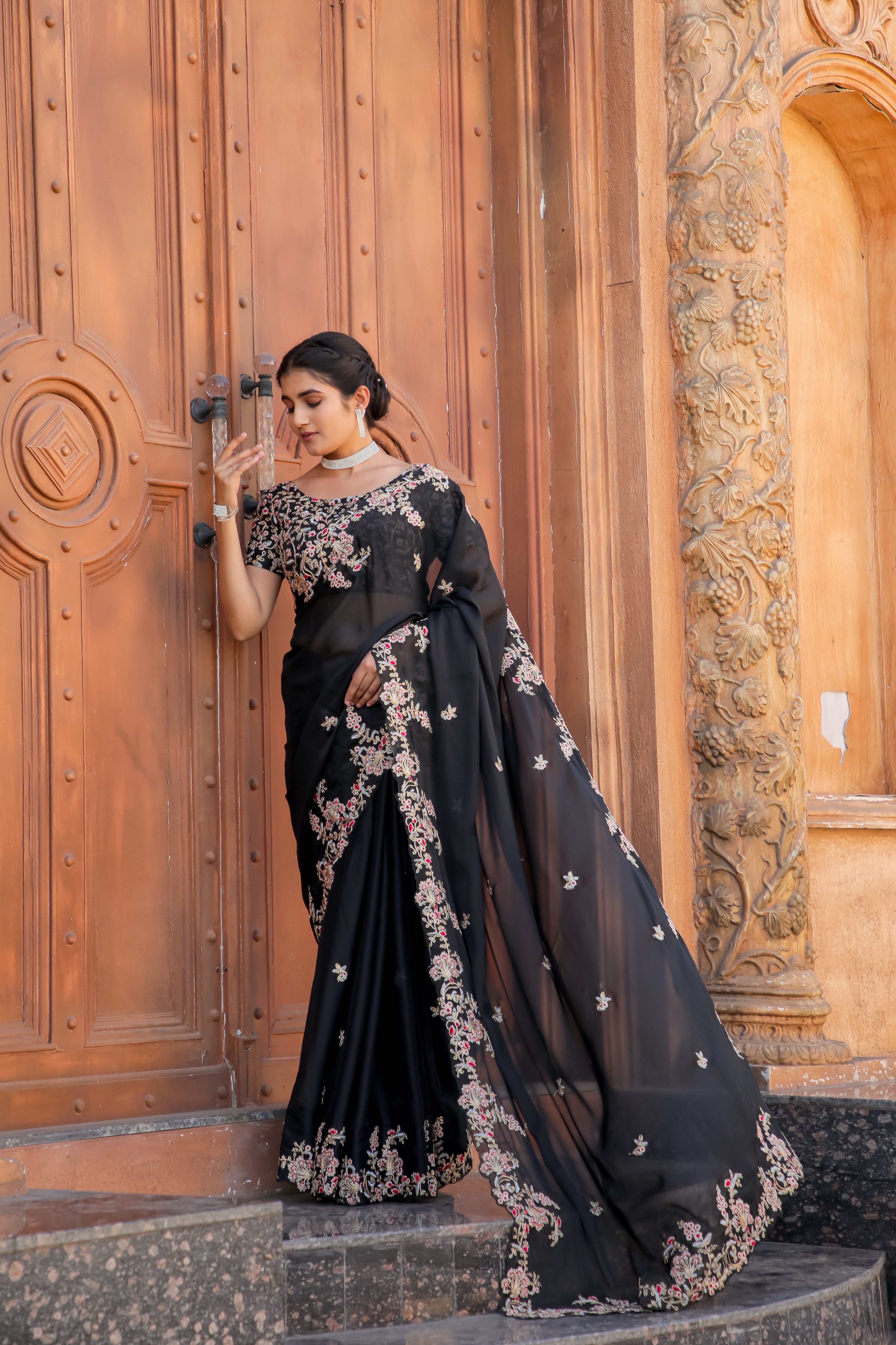 This beautiful black saree is just what you need for an elegant festive fit 🖤