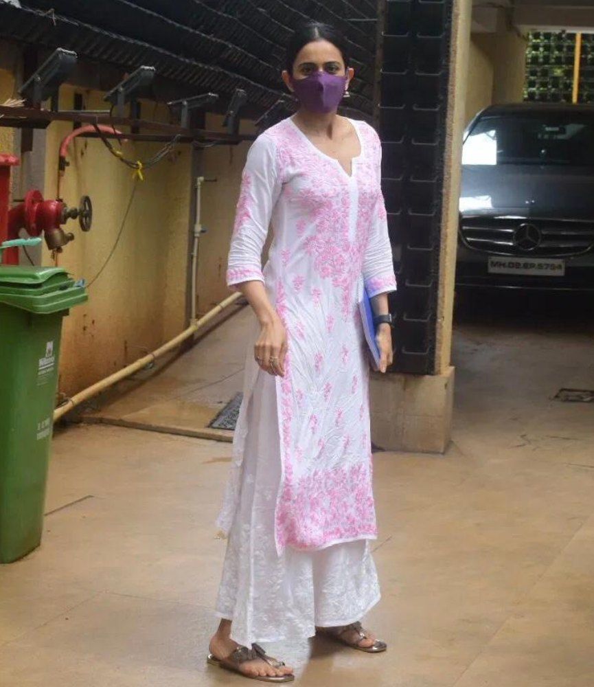 Rakul Preet looked adorable in her pinkish-white ethnic attire! LC-1254